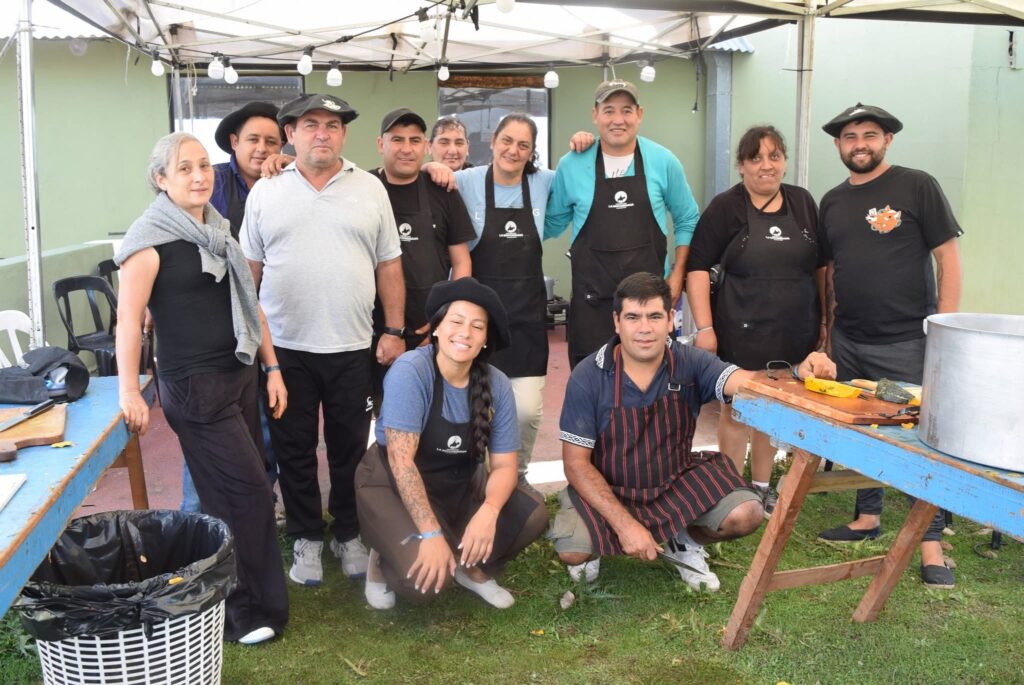 El equipo de cocina se lució en La Posta preparando la cena para más de 800 peregrinos