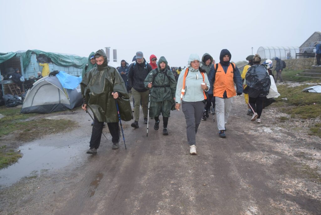 La lluvia y el viento no detuvieron a los peregrinos en el tramo La Posta – Nono