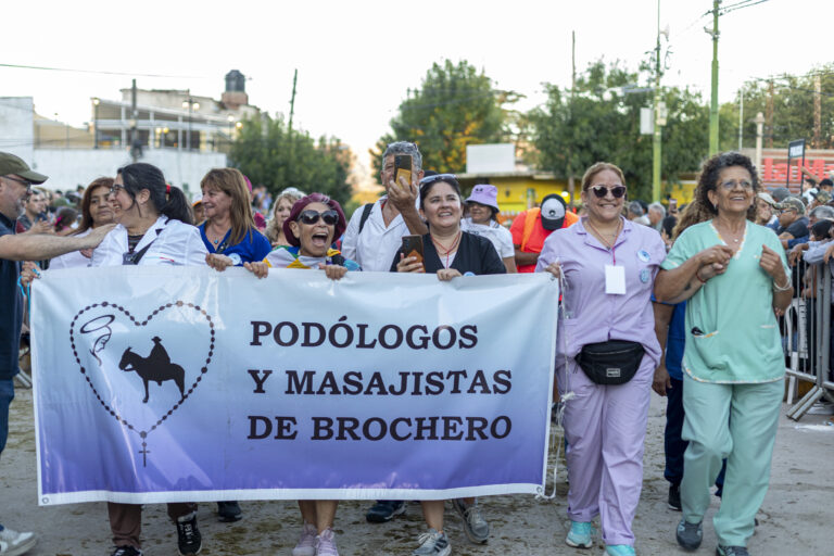 Manos que sanan el camino: el rol clave de podólogos y masajistas en La Brocheriana