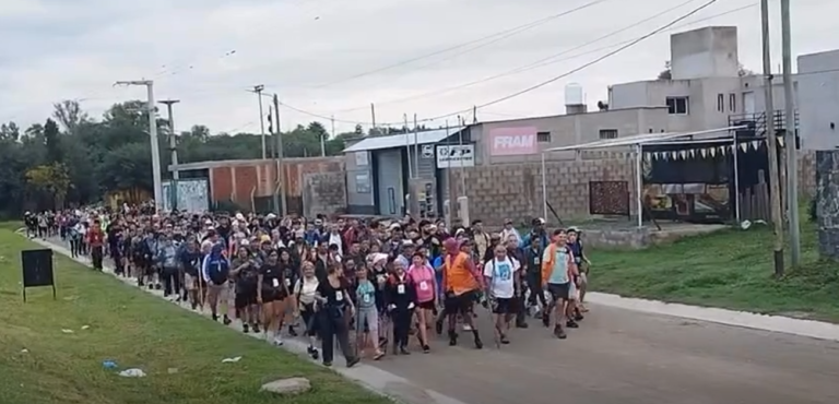 La espiritualidad del camino: por qué miles de personas peregrinan siguiendo las huellas de Brochero