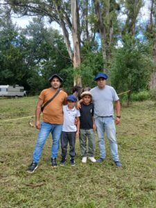 Padres e hijos, 2 generaciones marcando el camino de la peregrinación! Cumpliendo promesas y agradeciendo milagro !! Gracias Curita !!!