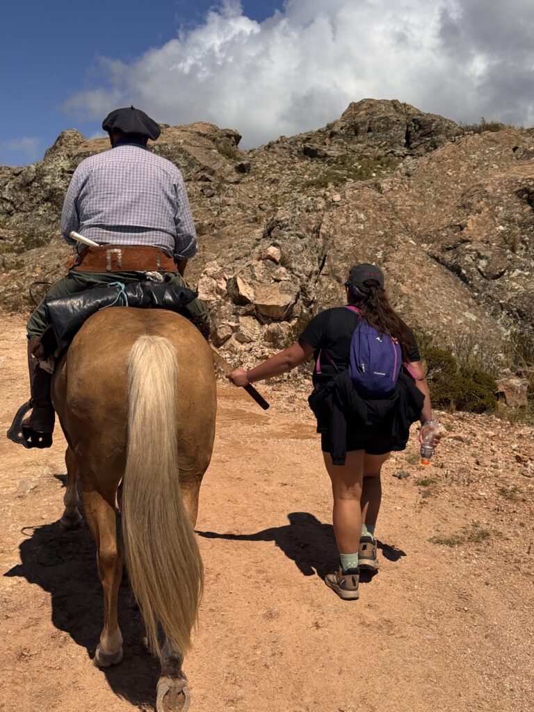 Esta foto es reflejo de los que vivimos, días de fraternidad, empatía, ayuda en el camino hacia Brochero! El Santo Cura nos une! En la foto un gaucho ayuda a una caminante para seguir en las cuestas de los puentes colgantes