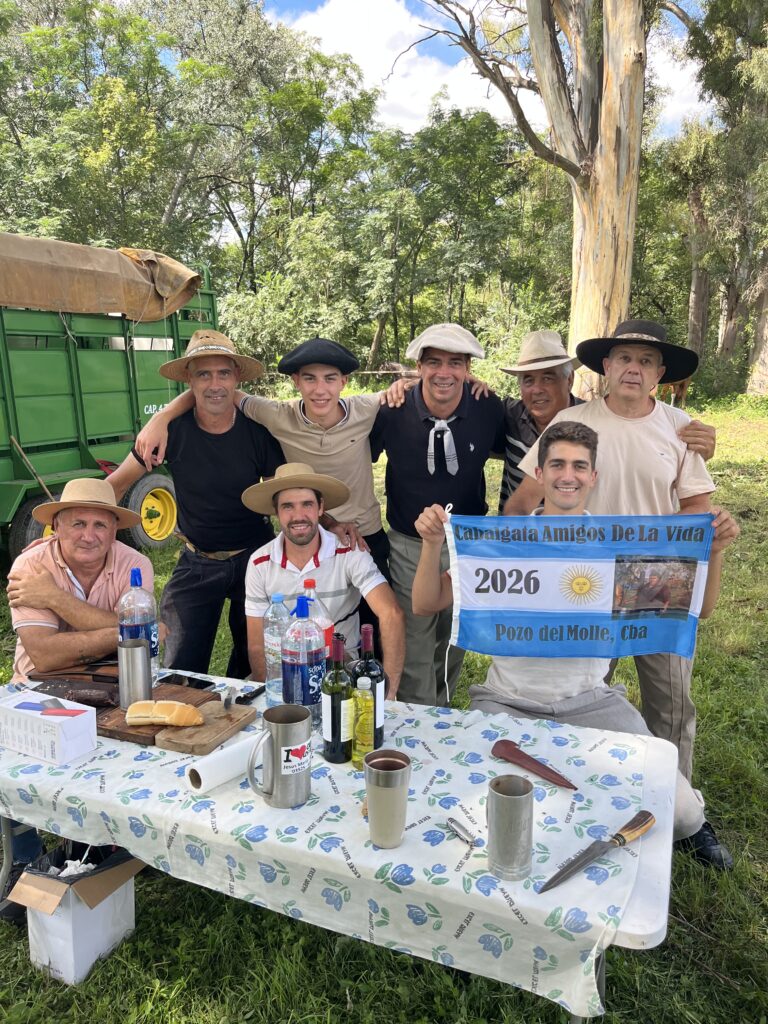Casi el grupo completo con la bandera de el nombre del grupo con una foto de un amigo fallecido