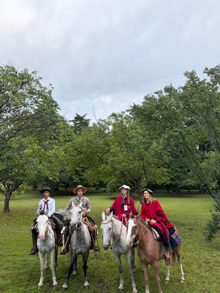 haciendo las huellas del curita con fe y alegría