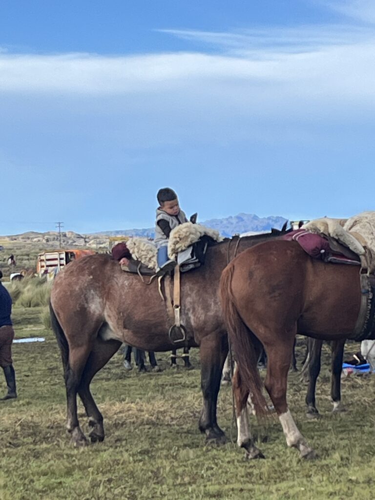 Fue en el hotel la posta el día q salíamos a nono 
Un niño q lo pusieron a entretener q tés de salir
