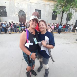 Estamos con Milagros la persona que me ayudó consiguiendo me un palo para bajar  por ese sendero difícil lleno de obstáculos.
