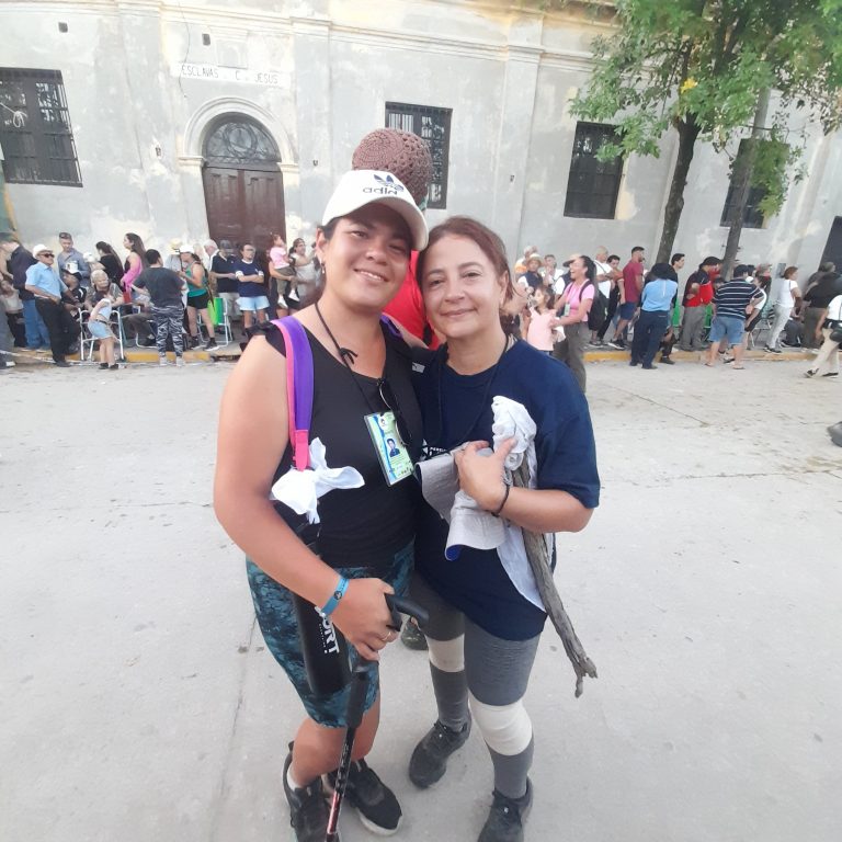 Estamos con Milagros la persona que me ayudó consiguiendo me un palo para bajar  por ese sendero difícil lleno de obstáculos.