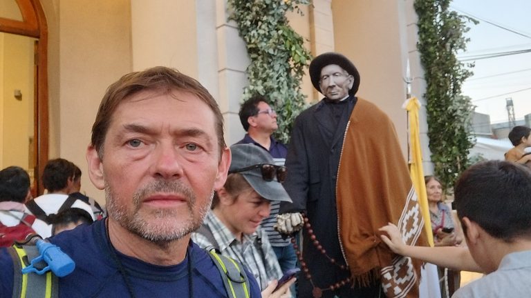 Misión Cumplida, tocando la imagen de nuestro cura gaucho Brochero 🙏