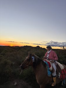 Plenitud en el atardecer, por las huellas desgranando rosarios … y va , Ave María, Brochero Va.