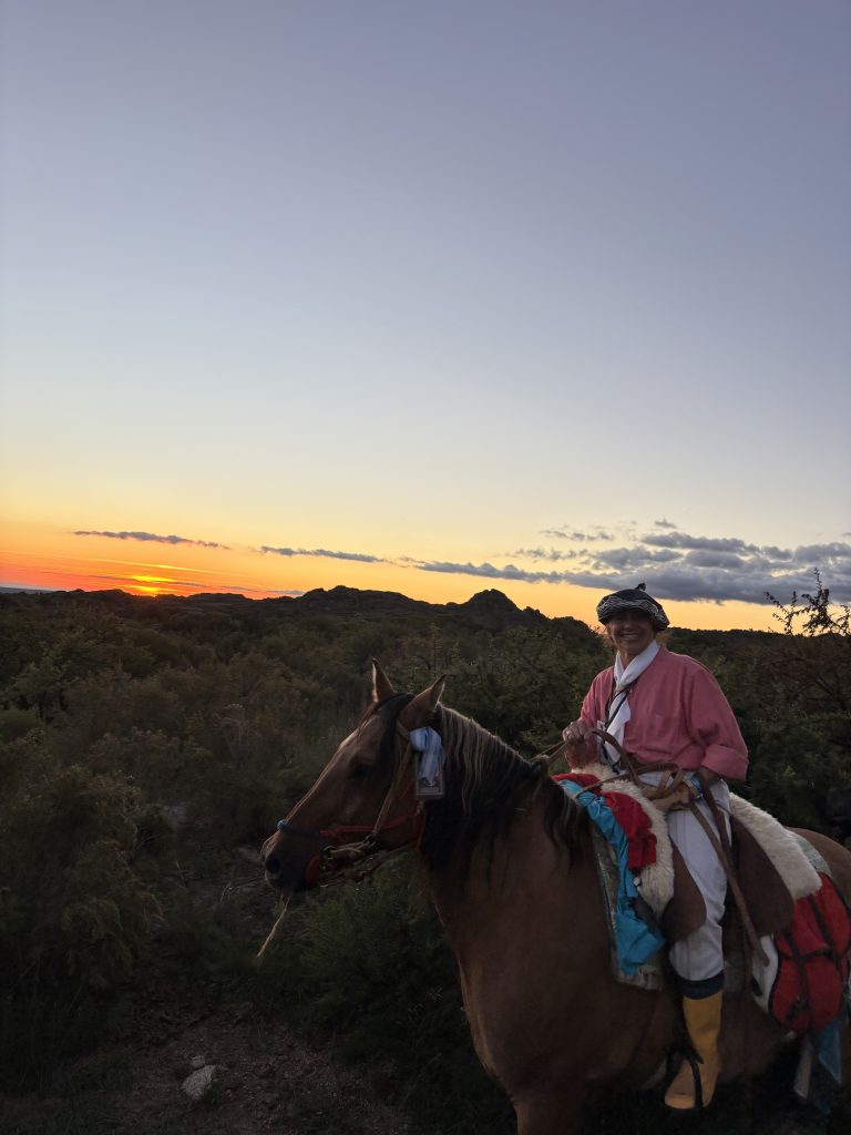Plenitud en el atardecer, por las huellas desgranando rosarios … y va , Ave María, Brochero Va.