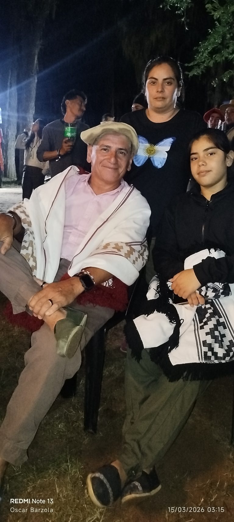 Disfrutando de la peña en la última noche en Nono, con ellas dos, mis amores Majo y Uma ...! son mi Apoyo Logístico desde hace varios años, ya que soy caminante y a ellas encanta hacer lo que hacen y lo disfrutan al máximo.