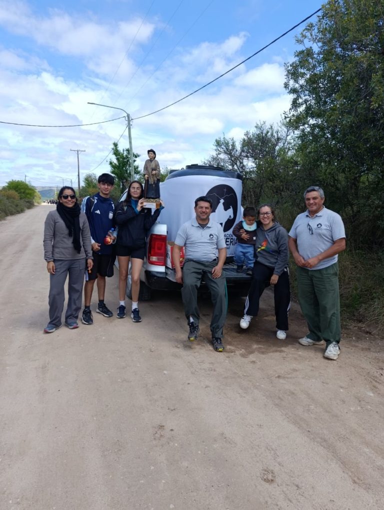 La Brocheriana acompañó la VI Peregrinación Juvenil Diocesana con un punto de hidratación en la Bajada del Giulio Cesare