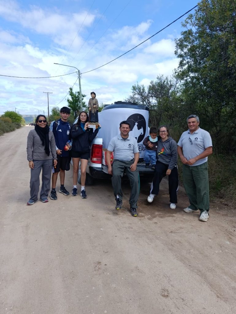 La Brocheriana acompañó la VI Peregrinación Juvenil Diocesana con un punto de hidratación en la Bajada del Giulio Cesare