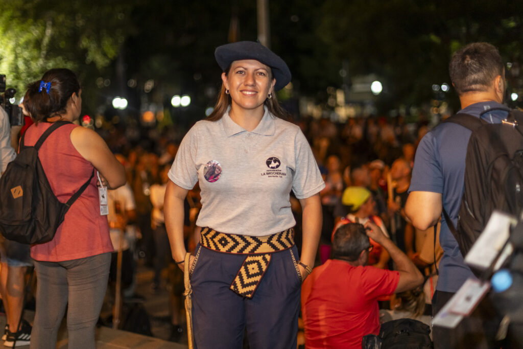Ivana Gallardo, presidenta de La Brocheriana posa frente a la Catedral de Córdoba y en sus espaldas están los feligreses por empezar su andar.